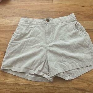 Light brown cargo shorts with pockets + high rise